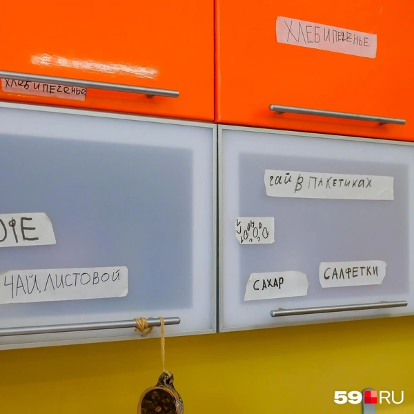 На полочках наклейки, чтобы легче ориентироваться | Источник: Василина Любимова / 59.RU