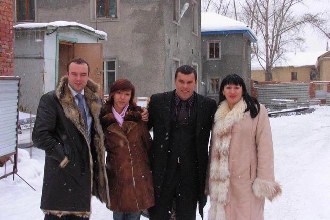 Слева Роман Товстик, справа — Юлия Гольдорт и Дмитрий Хохлов в 2005-м, когда компания уже приносила миллионы