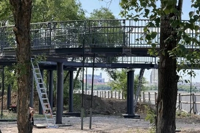 Подвесной мост монтируют в «Амурском лесу»