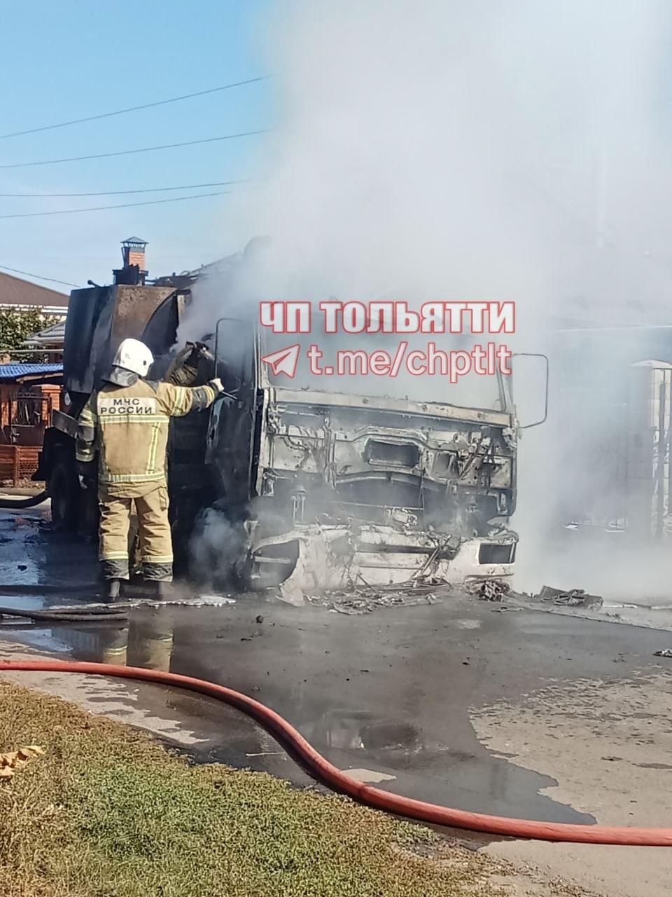 Остался только скелет. В Ягодном полностью выгорел КАМАЗ. Видео