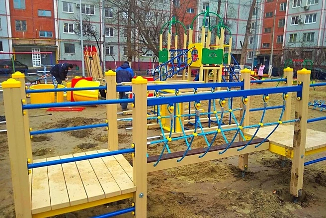 Председатель совета соседнего дома чуть не прикарманил чужую площадку | v1.ru