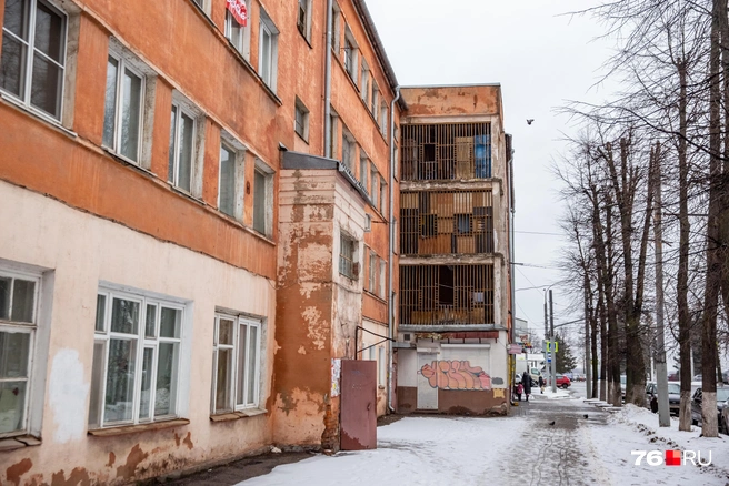 Пробитую льдиной крышу над выступом при входе в подъезд тоже ремонтировали жители. А вот козырек над дверью пока не восстановили | Источник: Кирилл Поверинов / 76.RU