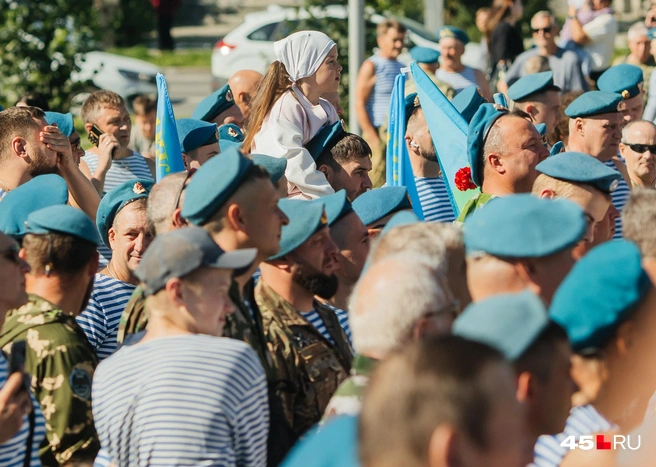 Голубые береты и новое поколение курганцев | Источник: Наталья Панова / 45.RU