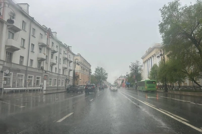 «Ветер ломает зонты»: Тюмень опустела из-за шторма на 9 Мая
