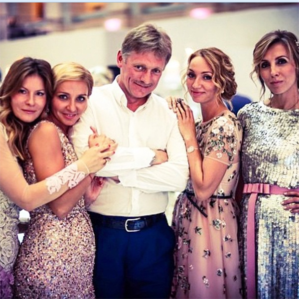 Татьяна Навка и Дмитрий Песков в окружении знакомых на свадьбе дочери Валентина Юдашкина Галины