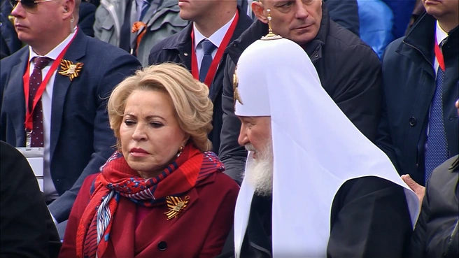 Глава Совета Федерации и Патриарх Кирилл о чем-то переговаривались перед началом парада | Источник: Ruptly