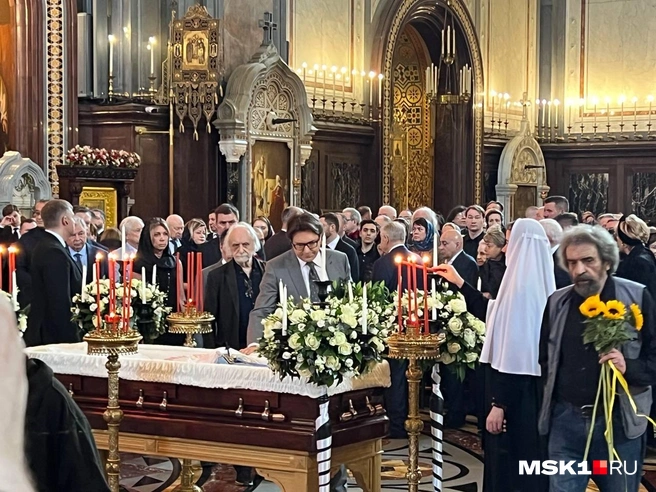Андрей Малахов у гроба | Источник: Елена Халматова / MSK1.RU