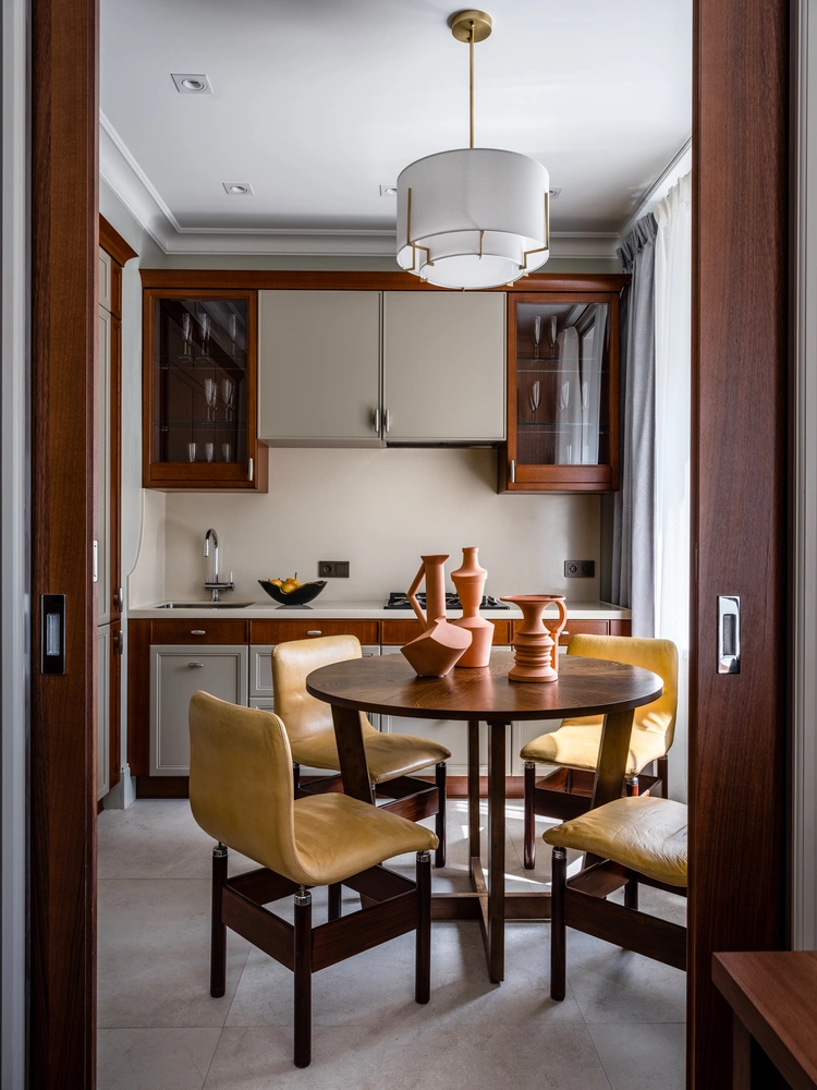 Кухня из коллекции Avenue от Aster Cucine. Винтажные стулья, дизайн Vittotio Introini, галерея Repeatstory. Керамика, Astore Moscow. | Источник: Евгений Кулибаба. СТИЛЬ: Татьяна Гедике