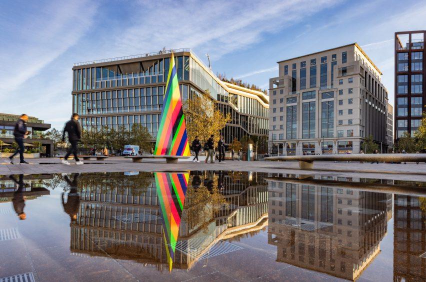 Неоновая рождественская елка в Лондоне | Источник: Джон Старрок