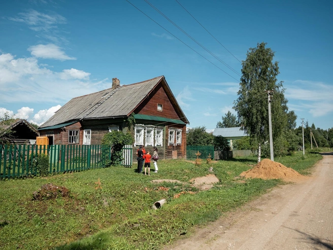 Старые деревянные дома — неотъемлемая часть деревенского пейзажа | Источник: Александр Куренной / 76.RU