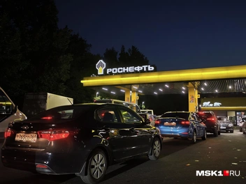 В половине одиннадцатого на заправке оказалось много машин | Источник: Михаил Мечев / MSK1.RU