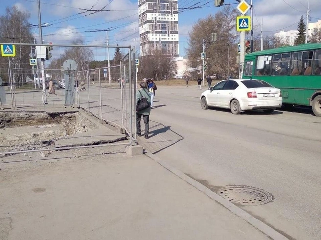 Горожане опасаются, что перекрытие тротуара может привести к трагическим последствиям. | Источник: читатель E1. RU
