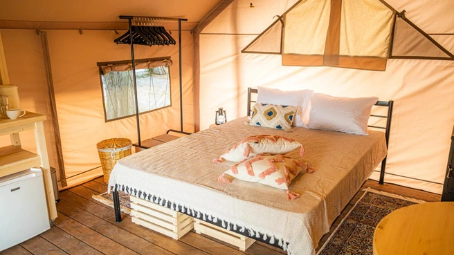 Внутри уютно и практично | Источник: Abrau-glamping.ru