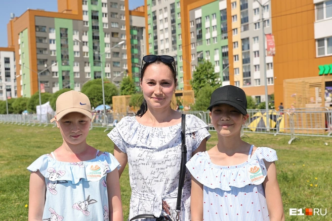 Лилия и ее дочки-двойняшки Элиза и Эльмира | Источник: Валерия Еленина / E1.RU