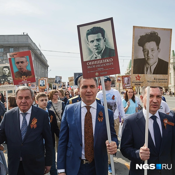 Вместе с новосибирцами в акции принял участие и мэр Максим Кудрявцев (справа), спикер горсовета Дмитрий Асанцев (в центре), бывший мэр Новосибирска и губернатор НСО, ныне член Совета Федерации Владимир Городецкий (слева) | Источник: Александр Ощепков / NGS.RU