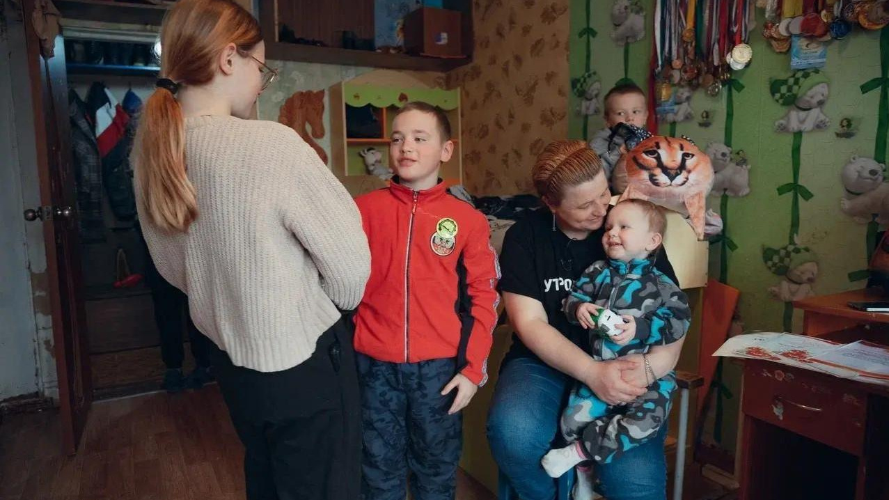 «Воспитывала как своих». Многодетную мать могут посадить, а всех ее детей — отправить в интернат