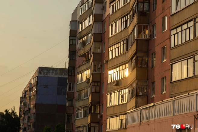 Закатное солнце слепит, отражаясь от балконов | Источник: Кирилл Поверинов / 76.RU