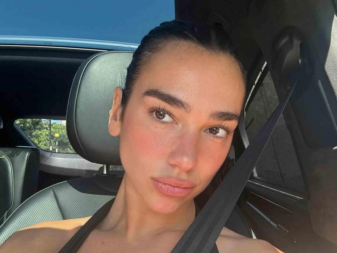 Как одеться в отпуске в стиле Дуа Липы | marieclaire.ru