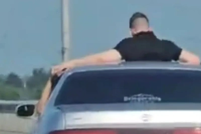 Пассажир высунулся из люка авто в Приамурье