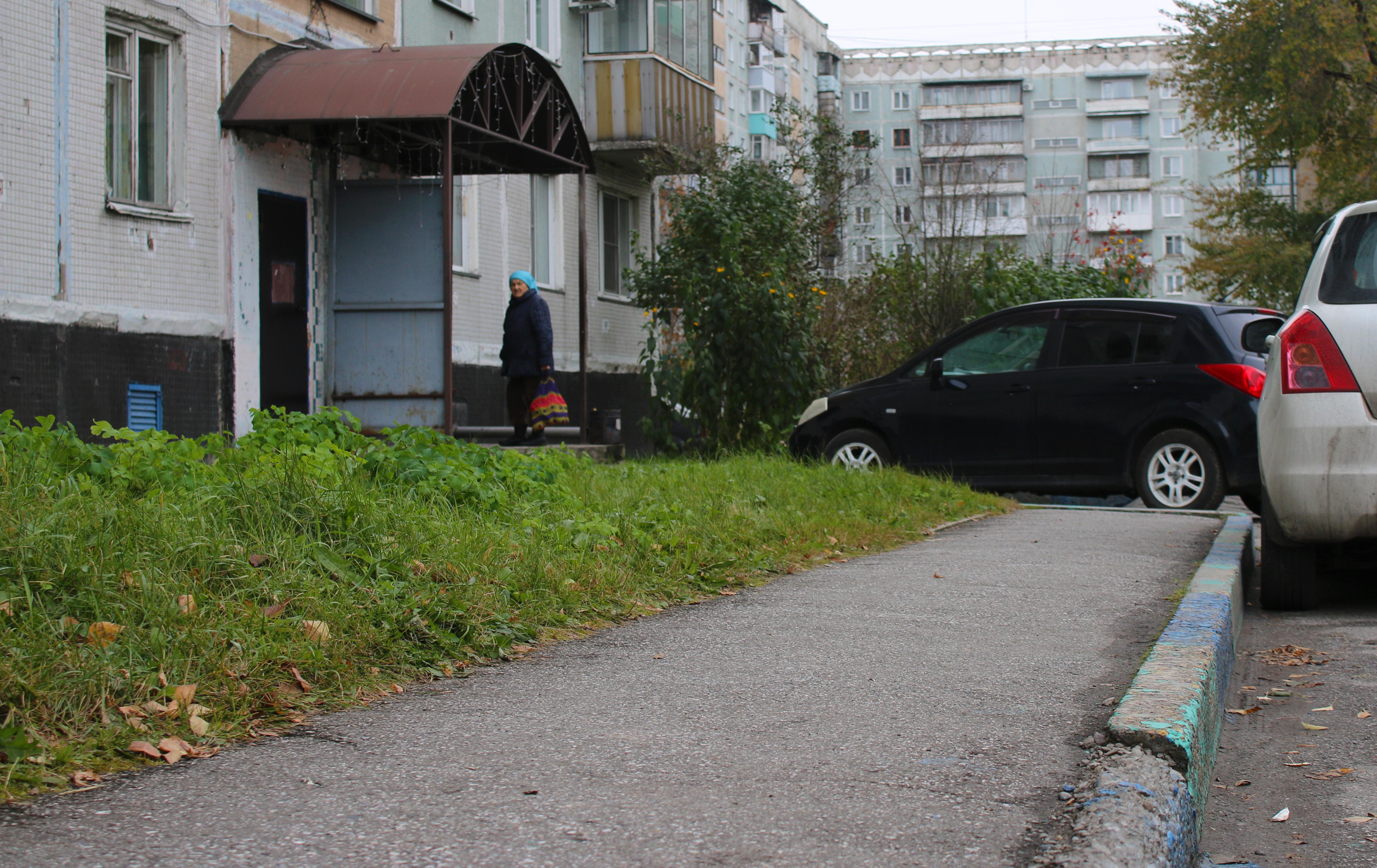Слева — обстановка накануне новоселья в новой девятиэтажке на проспекте Шахтеров в 1984 году, справа — там же в 2025-м | Источник: Игорь Епифанцев / NGS42.RU