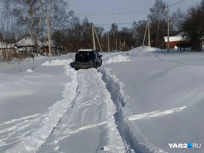 В Заполье поехать по дороге стало испытанием | Источник: читатель YA62.RU