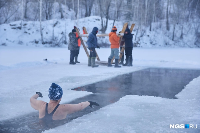 Спасатели объяснили, что выходить на лед опасно, но моржей это не остановило | Источник: Александр Ощепков / NGS.RU