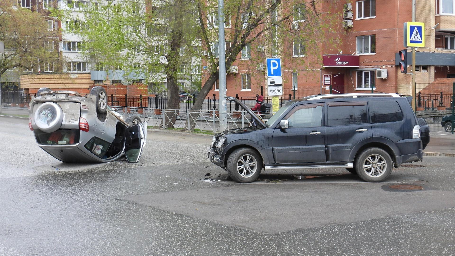 На улице 25 Октября Toyota перевернулась на крышу после столкновения с Mitsubishi: фото