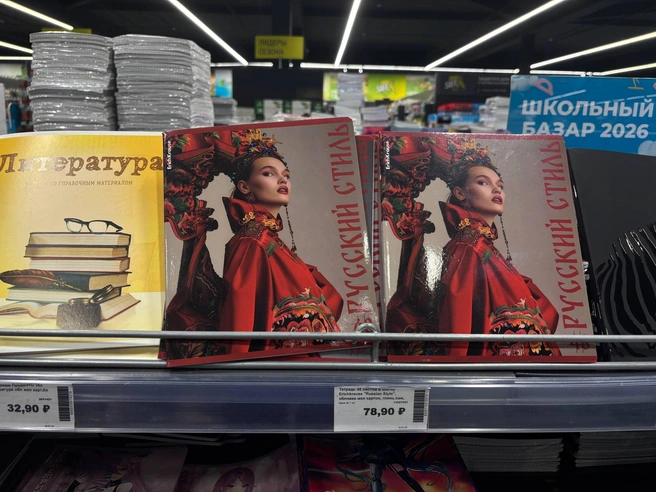 В магазине много товаров патриотической тематики | Источник: Дарья Саморукова / E1.RU