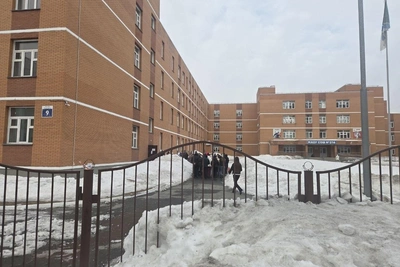 Родители выстроились в очередь у переполненной школы Новосибирска