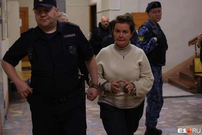 В суде Татьяна Черных сегодня появилась, лучезарно улыбаясь. После оглашения вердикта судьи стала серьезной как никогда | Источник: Владислав Лоншаков / E1.RU