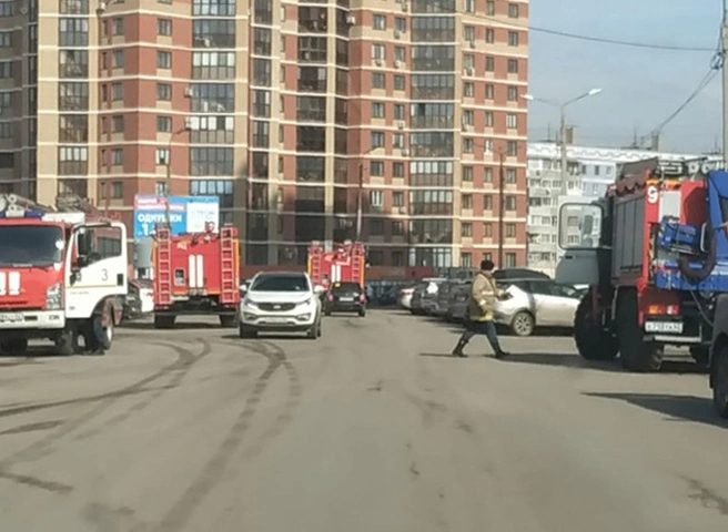 У Дворца молодежи заметили пожарные машины | ya62.ru