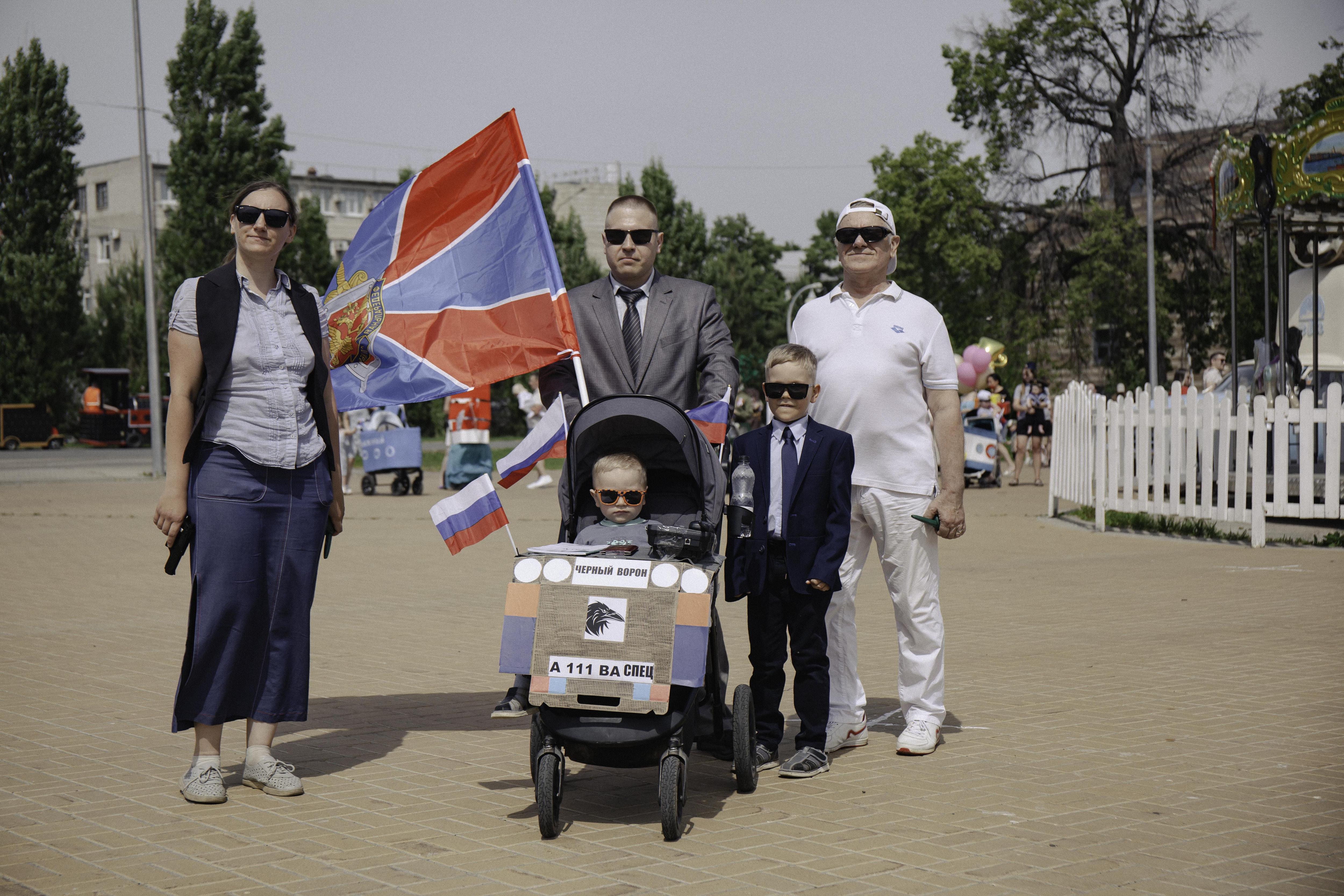 Пираты, люди в черном и ФСБшники. Как в Казани прошел парад колясок