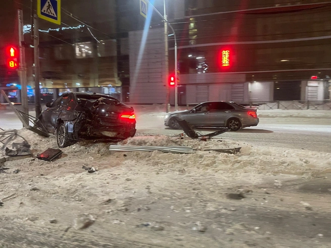 Не один лишь BMW. В ДТП на Заневском было три машины и пострадавший, пируэт попал на видео | Источник: ДТП и ЧП | Санкт-Петербург |