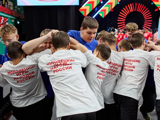 Юноши и девушки с азартом соревновались в борьбе. | Источник: Александр Ощепков/NGS.RU