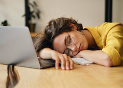 7 тревожных сигналов тела, которые говорят о том, что вам срочно нужно отдохнуть