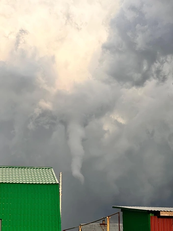 Позже небо затянуло тучами, начал формироваться смерч | Источник: Подслушано Cуксун / Vk