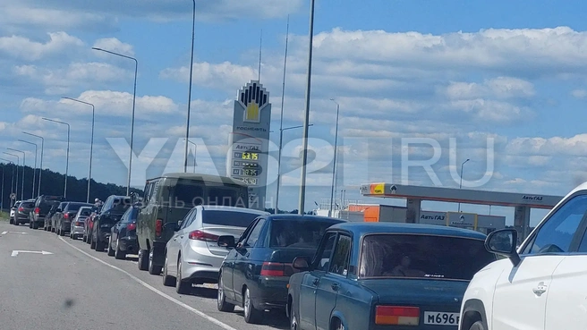 На АЗС вновь выстраиваются длинные очереди | Источник: Сергей Петунин / YA62.RU