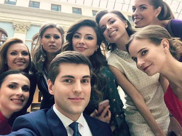 Если в блоге Дмитрия появляются девушки, то они зачастую являются его коллегами по работе