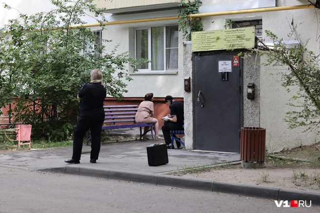 С находящейся на грани истерики женщиной общался следователь | Источник: Алексей Волхонский / V1.RU