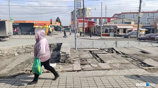 Эта территория сегодня даже больше похожа на 90-е, чем это было в настоящих 90-х | Источник: Стас Соколов / NGS.RU