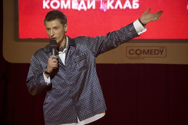 Стилисты часто подбирали для комика объемные рубашки