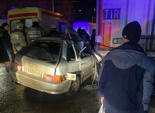 В Канищеве около ТЦ «Кит» легковушка влетела в грузовик | ya62.ru
