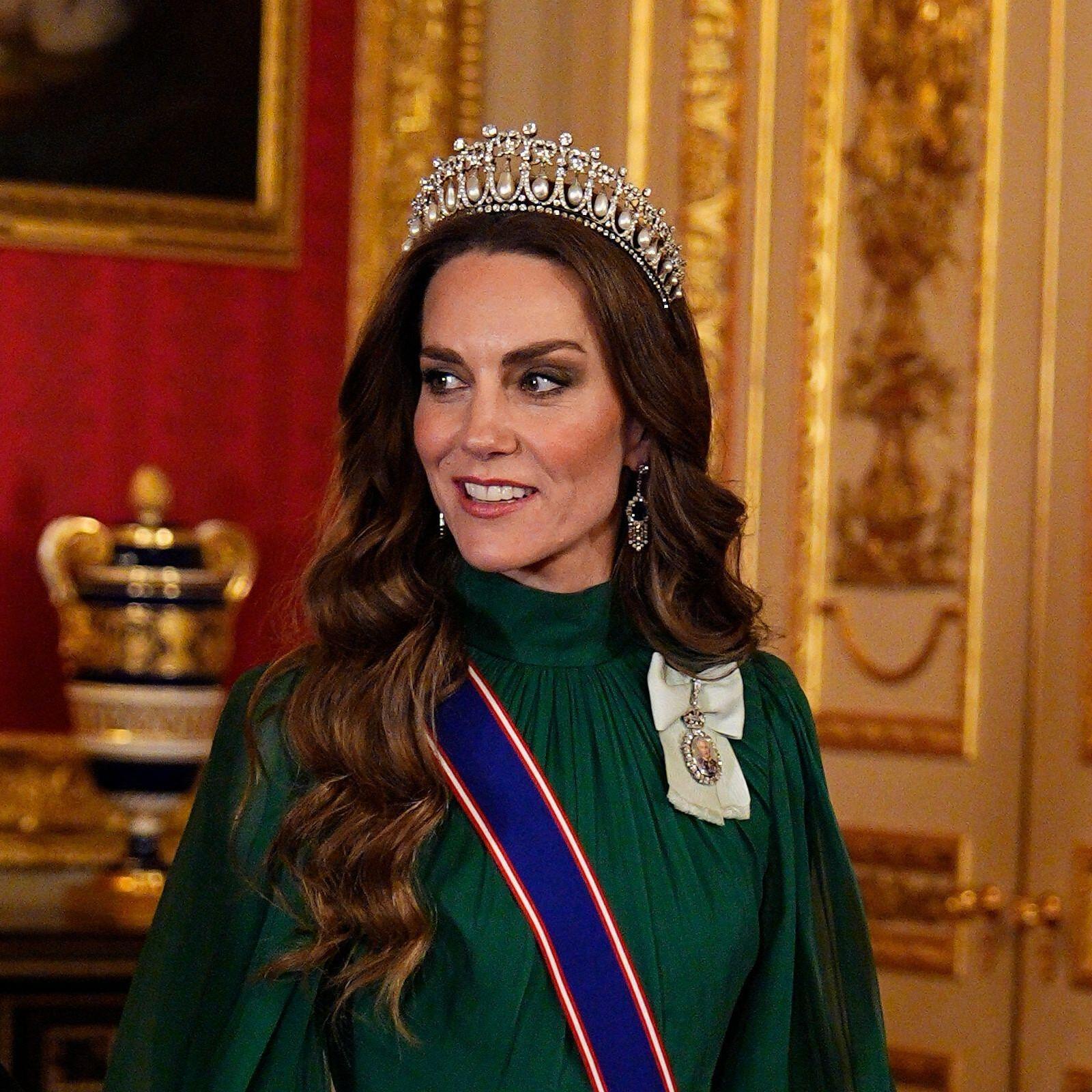 Кейт блистала в изумрудном платье и серьгах королевы-матери, а Уильям расстроил уставшим видом и заметно увеличившейся лысиной