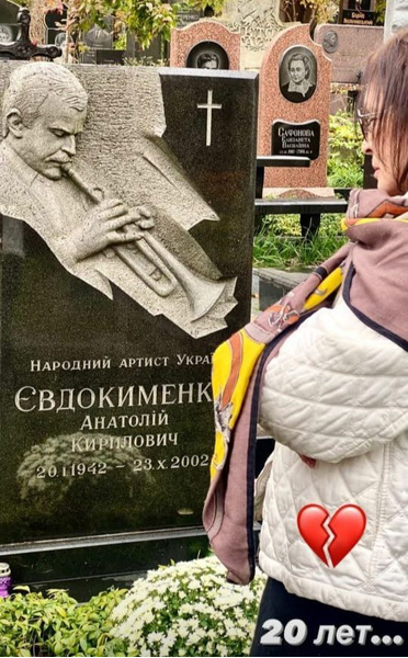 Сильно состарившаяся София Ротару посетила могилу мужа — фото