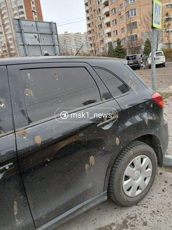 Удар был такой силы, что оставил на машинах множество вмятин | Источник: Петр для MSK1.RU