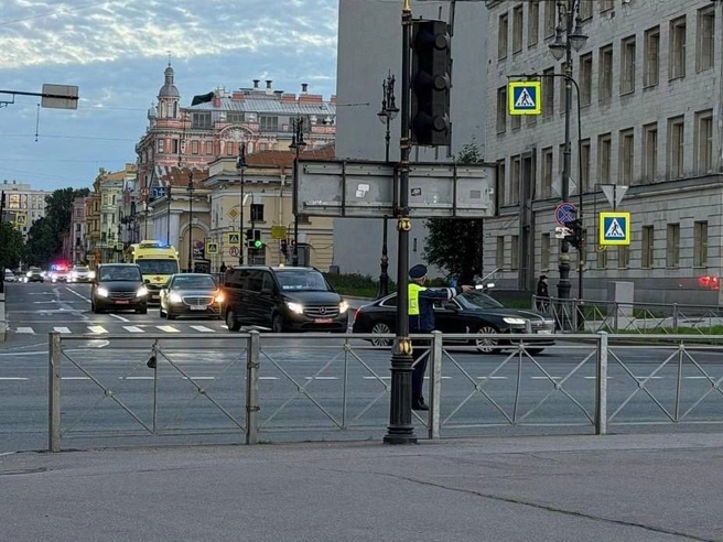 На Литейном мосту образовался затор | Источник: Фонтанка