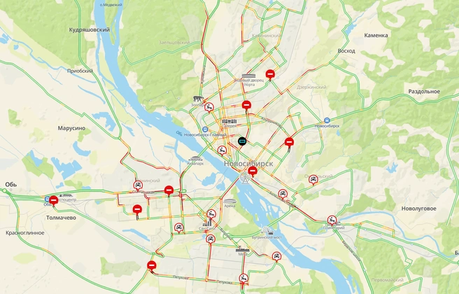 Пробки наблюдаются как на правом, так и на левом берегу  | Источник: 2ГИС