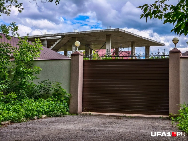 Этот недострой тоже хорошо видно с тротуара | Источник: Булат Салихов / UFA1.RU