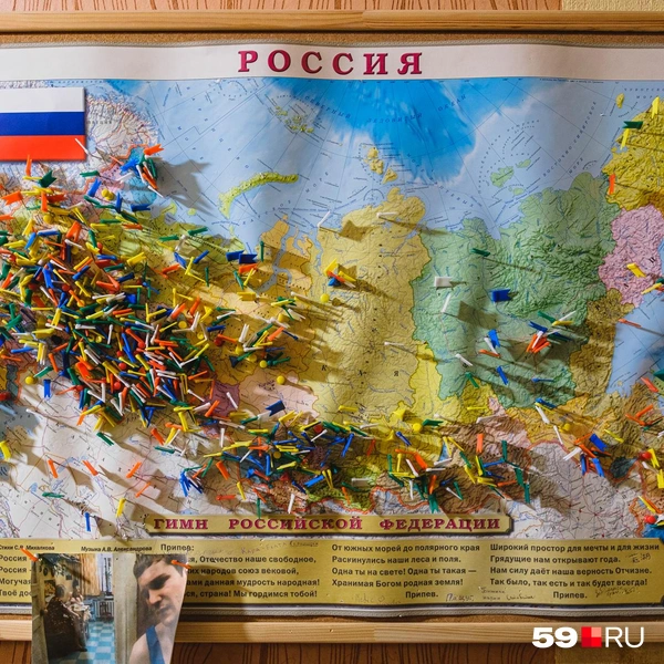 После экскурсии гости ищут город, откуда приехали и оставляют на нем флажок | Источник: Тимофей Калмаков / 59.RU