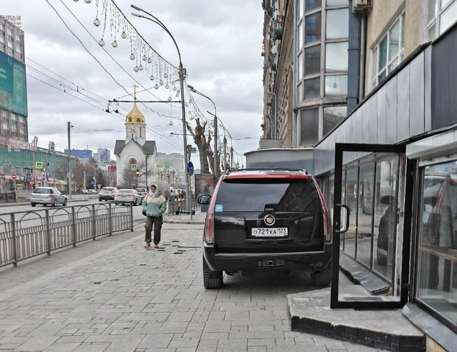 Автомобиль на тротуаре выставили на всеобщее обозрение в соцсетях | Источник: «АСТ-54 Black» / t.me